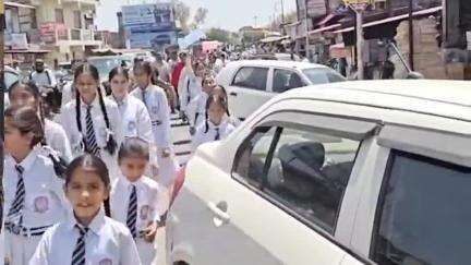 अम्ब: पहलगाम नरसंहार के विरोध में अंब में निजी स्कूल के छात्रों ने निकाली रोष रैली