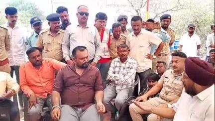 અબડાસા: મોટી અકરી પાસે કંપનીના ગેટ સામે વિરોધ પ્રદર્શન શરૂ.,બહુજન આર્મીના સંસ્થાપકએ મુલાકાત લીધી