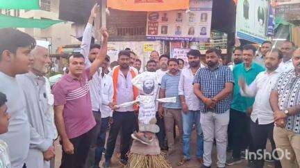 ખેરાલુ: ખારીકુવી ચોક ખાતે બજરંગદળ VHP દ્વારા આતંકી સોફુલ્લા ખાલિદના પૂતળાનું દહન કરાયું