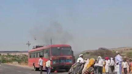 पाटोदा: रोहतवाडी फाट्यावर एसटी बसला आग लागली, चालकाच्या सतर्कतेमुळे मोठा अनर्थ टळला