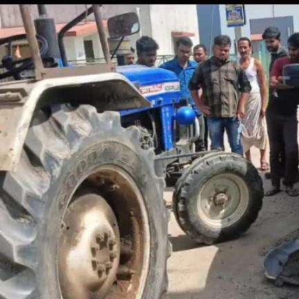 बरकागाँव: आरएनआर कॉलोनी में अवैध बालू से लदे ट्रैक्टर और स्कॉर्पियो ढेंगा में हुई टक्कर
