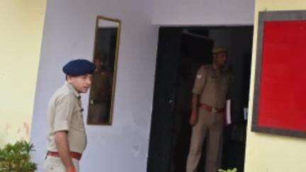 निचलौल: पुलिस अधीक्षक महराजगंज ने किया थाना ठुठीबारी का आकस्मिक निरीक्षण