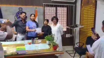 नौगांव: नौगांव शोभा देवी समिति के 12 साल पूरे होने पर डीआईजी ने तीन अनाथ बेटियों की कराई एफडी