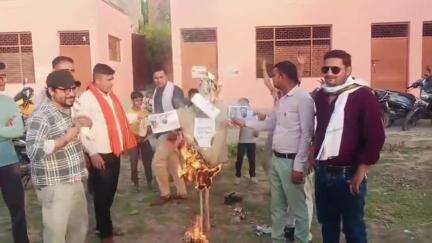 महावन: कस्बा राया में ब्राह्मण समाज पर की जा रही टिप्पणी के विरोध में फिल्म निर्माता अनुराग कश्यप का किया पुतला दहन