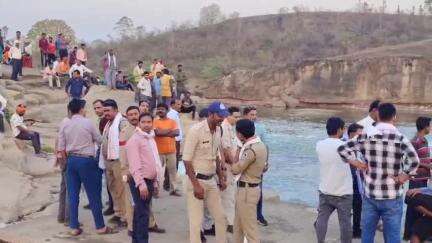 नौरोजाबाद: जोहिला नदी में नहाते समय डूबा 32 वर्षीय युवक, तलाश में जुटी एसडीआरएफ की टीम