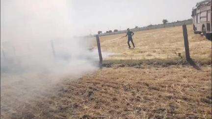 केशोरायपाटन: हांडियाखेड़ा में खेत में गेहूं की नोलाइयों में भूसा बनाने के दौरान रीपर में लगी आग, मशक्कत के बाद आग पर पाया गया काबू