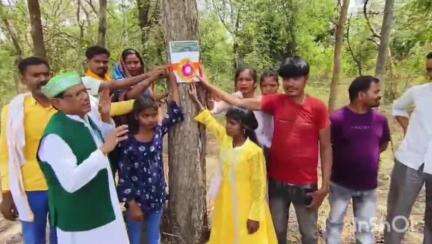 नवा बाज़ार: विश्व पृथ्वी दिवस कार्यक्रम का समापन, कंडा में पर्यावरणविदों ने वृक्षों पर रक्षाबंधन किया