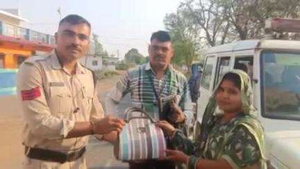 करकेली: बरही यात्री प्रतीक्षालय के पास जरहा निवासी महिला का खोया मोबाइल और पर्स मिला, ASP ने दी जानकारी