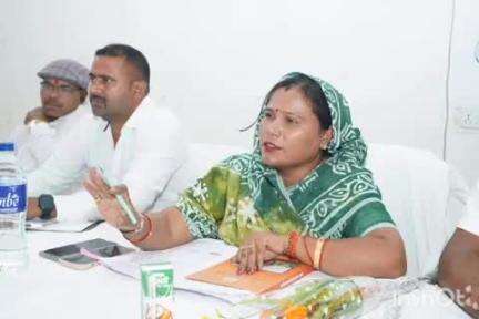 वाड्रफनगर: जनपद पंचायत वाड्रफनगर के सभा कक्ष में विधायक शकुंतला सिंह पोर्ते ने अधिकारियों की समीक्षा बैठक ली