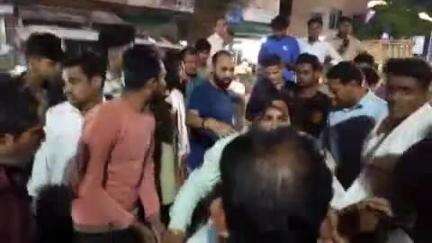 नौगांव: नौगांव कोठी चौराहे पर दो बाइक सवारों में विवाद, आपस में हुई हाथापाई