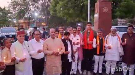 बेरला: बेमेतरा के जय स्तंभ चौक में भाजपाईयों ने पहलगांव में आतंकी हमले के मृतकों को कैंडल जलाकर दी श्रद्धांजलि