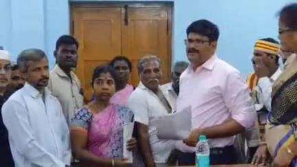 கூத்தாநல்லூர்: கூத்தாநல்லூரில் நாளை மதியத்திற்குள் சுடுகாட்டு சாலை அமைக்க மாவட்ட ஆட்சியர் வட்டாட்சியருக்கு உத்தரவு