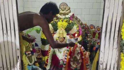 ஆண்டிப்பட்டி: பாப்பம்மாள் புரம் ஊர்காத்த மாரியம்மன் கோவில் சித்திரை திருவிழா - ஏராளமானோ ர் பூக்குழி இறங்கி நேர்த்தி கடன் செலுத்தினர்