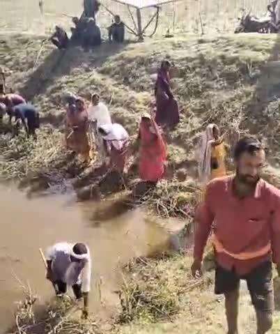 बगीचा: बगीचा के ग्राम पंचायत पणड्रापाठ में सरपंच, उपसरपंच एवं ग्रामीणों ने श्रमदान कर मनाया जल जागृति कार्यक्रम