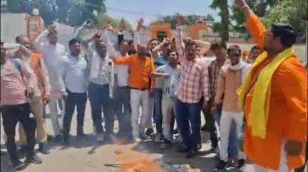 फर्रुखाबाद: जम्मू कश्मीर के पहलगाम में हुए आतंकी हमले के विरोध में हिंदू महासभा ने फतेहगढ़ कलेक्ट्रेट में पाकिस्तान का पुतला फूंका
