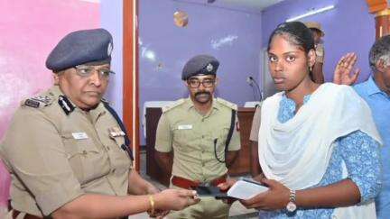 திருச்சி கிழக்கு: பொதுமக்கள் தவறவிட்ட  95 செல்போன்களை மீட்டு உரியவர்களிடம் ஒப்படைப்பு - கே.கே நகரில் கமிஷ்னர் ஒப்படைத்தார்