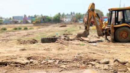 திருவொற்றியூர்: மணலி எம் ஜி ஆர் நகர் பகுதியில் ஏரியை சீரமைத்து பணி நடைபெறுவதால் அதிக அளவில் மண் தூசி பறப்பதால் பொதுமக்கள் பாதிப்பு அதிமுக நிர்வாகி குற்றச்சாட்டு.