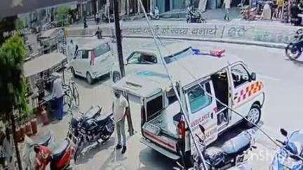 खतौली: खतौली कस्बे में बाइक चोरी की घटना CCTV में कैद, शातिराना अंदाज में चोर ने उड़ाई बाइक