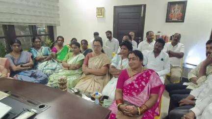 యనమల రామకృష్ణుడు సమక్షంలో మున్సిపల్‌ ఛైర్ పర్సన్ అభ్యర్థిగా నార్ల భువన ఎంపిక