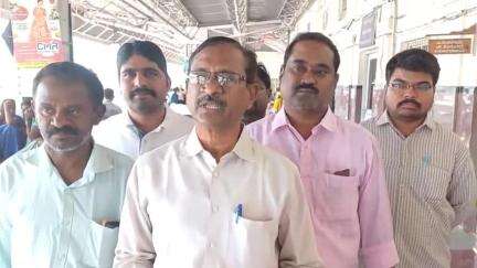 కరోనాలో రద్దు చేసిన రైళ్లను పునరుద్ధరించాలి: పట్టణంలో సీపీఐ రాష్ట్ర కార్యవర్గ సభ్యులు రామాంజనేయులు