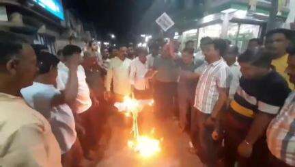 अंजड़: पहलगाम आतंकी हमले के विरोध में अंजड में हिंदू संगठनों ने जुलूस निकाला, पाकिस्तान का पुतला फूंका