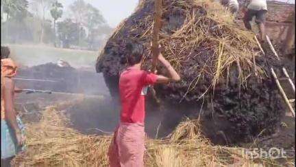 करायपरसुराय: सलेमपुर गांव में गेहूं के बोझा और नेवारी के पुंज में आग लगने की घटना के बाद किसानों ने सीओ से मुआवजे की मांग की