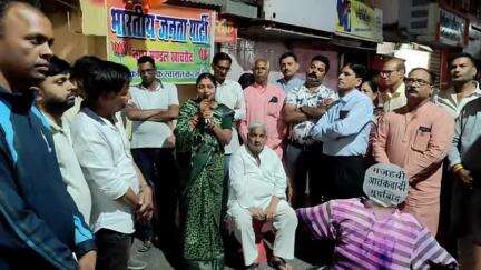 खाचरौद: चबूतरा चौराहे पर बीजेपी कार्यकर्ताओं ने फूंका आतंकवाद का पुतला, दिवंगतों को दी श्रद्धांजलि