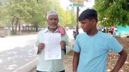 मऊ: पुलिस अधीक्षक कार्यालय पर दिव्यांग व्यक्ति ने न्याय की गुहार लगाई, मारपीट के मामले में नहीं हो रही कार्रवाई