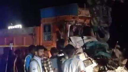 पिंडवाड़ा: माधव यूनिवर्सिटी के पास दो ट्रकों की टक्कर में एक ट्रक चालक केबिन के अंदर फंस गया, पुलिस मौके पर पहुंची