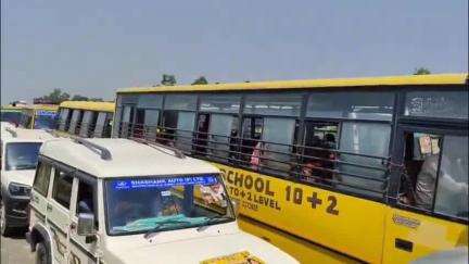 पंडौल: प्रधानमंत्री कार्यक्रम के लिए एनएच 27 पर सरिसबपाही में वाहन पार्किंग स्थल बना