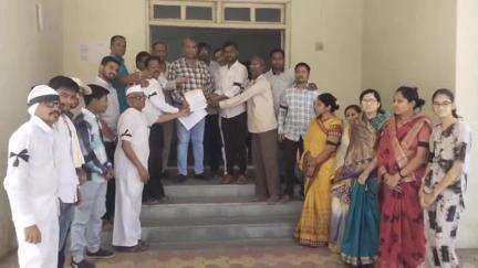 बसमत: विलेपार्ले मुंबई येथील दिगंबर जैनमंदिर उध्वस्त केल्याप्रकरणी वसमतच्या जैन समाजाच्या वतीने उपविभागीय अधिकारी यांना निवेदन