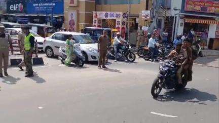 பொள்ளாச்சி: காந்தி சிலை அருகே போக்குவரத்து விதிமுறைகள் குறித்த ஒத்திகை நிகழ்ச்சி