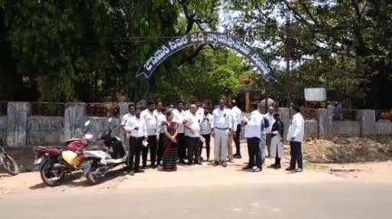 బెల్లంపల్లి: కాశ్మీరులో ఉగ్రదాడికి నిరసనగా విధులు బహిష్కరించి నల్ల బ్యాడ్జీలు ధరించి నిరసన చేసిన బెల్లంపల్లి న్యాయవాదులు