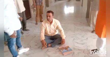तराना: तराना में स्वच्छता अभियान की धज्जियां उड़ रही हैं, साफ-सफाई पर ध्यान नहीं, नगर परिषद उपाध्यक्ष धरने पर
