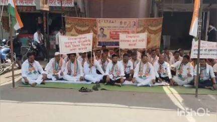 दर्यापूर: शेतकऱ्यांच्या विविध समस्या व संपूर्ण कर्जमाफीसाठी काँग्रेस पक्षाचे छ.शिवाजी महाराज चौक बस स्टँड येथे आंदोलन