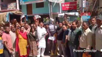 ओखलकांडा: खनस्यूं मार्केट में क्षेत्रवासियों ने पहलगाम में आतंकी हमले के विरोध में आतंकवाद और पाकिस्तान का पुतला किया दहन