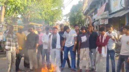 देवरी: देवरी में पाकिस्तान का पुतला फूंका गया, पहलगाम घटना में मृतकों को श्रद्धांजलि