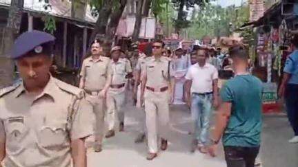 দিনহাটা ২: বাসন্তীরহাটে সেফ ড্রাইভ সেভ লাইভ নিয়ে পথ নিরাপত্তা বিষয়ক সচেতনতা কর্মসূচি করল পুলিশ, করা হল মিছিল