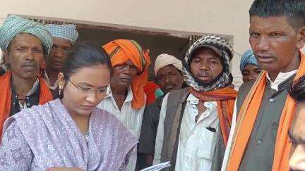 कवर्धा: दलदली क्षेत्र के गांवों में धर्मान्तरण को लेकर ग्रामीण ने SDM के नाम नायब तहसीलदार को सौंपे ज्ञापन #jansamasya