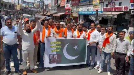 मुज़फ्फरनगर: पहलगाम में आतंकी घटना को लेकर शिवसेना ने शिव चौक पर पाकिस्तान के झंडे में लगाई आग, पाकिस्तान मुर्दाबाद के लगे नारे