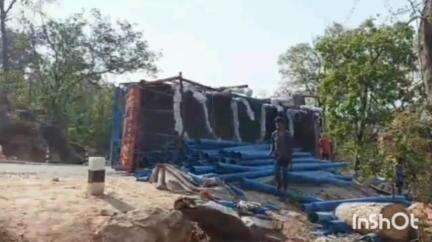 उदयपुर धरमजयगढ़: मड़वाताल घाट के समीप आईचर ट्रक और पिकअप के बीच आमने-सामने की टक्कर