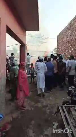 नकुड: शाहजहांपुर में एक छप्परनुमा घर में लगी भीषण आग, नकदी व घरेलू सामान जलकर हुआ राख