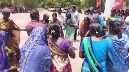 கயத்தாறு: 100 நாள் வேலை சம்பள பாகியை உடனடியாக மத்திய அரசு வழங்க வேண்டி AIAWU ஊராட்சி ஒன்றிய அலுவலகத்தை முற்றுகையிட்டு ஆர்ப்பாட்டம்