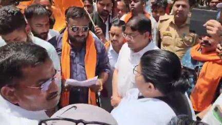 लखीमपुर: पहलगाम में हिंदू पर्यटकों की हत्या के विरोध में बजरंग दल सहित विभिन्न संगठनों ने कलेक्ट्रेट में डीएम को सौंपा ज्ञापन