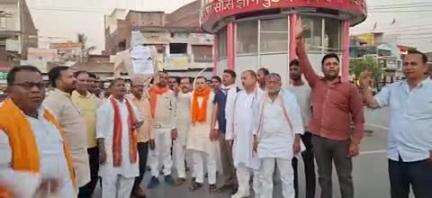 सिकंदरपुर: पहलगाम में हिंदुओं पर हुए आतंकी हमले के विरोध में सिकंदरपुर चौराहे पर भाजपाइयों ने प्रदर्शन कर फूंका पुतला