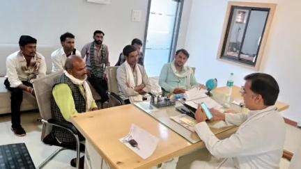 राजगढ़: राजगढ़ जिला पंचायत अध्यक्ष चंद्र सिंह सोंधिया ने जिले भर से आए लोगों की समस्याएं सुनीं