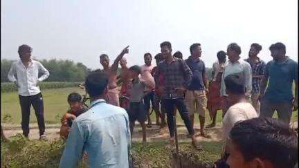 ময়নাগুড়ি: দক্ষিণ পদমতি এলাকায় ঠিকমত তো পায় না বিদ্যুতের ভোল্টেজ, অভিযোগে বিদ্যুৎ সরবরাহের কাজ বন্ধ করলেন বাসিন্দারা #jansamasya