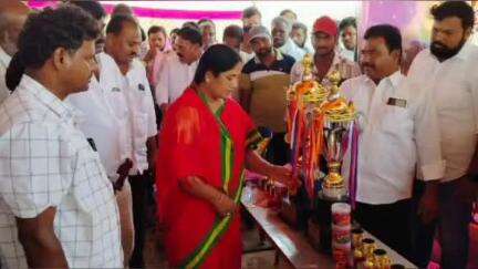 కనగానపల్లి మండల కేంద్రంలో 46 క్రికెట్ టీం లతో మెగా క్రికెట్ టోర్నమెంట్ ను ప్రారంభించిన రాప్తాడు ఎమ్మెల్యే పరిటాల సునీత