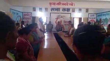 रायडीह: पहलगाम आतंकवादी हमले में मारे गए पर्यटकों को नवागढ़ पंचायत भवन में श्रद्धांजलि दी गई