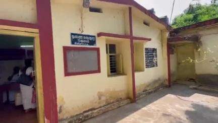 ஆத்தூர்: சின்னாளபட்டி துணை சுகாதார நிலையத்தில் மேற்கூரைகள் பெயர்ந்து விழுவதால் கர்ப்பிணிகள் அச்சம் உயிர் பயத்துடன் சிகிக்சைக்கு வரும் பெண்கள் #localissue
